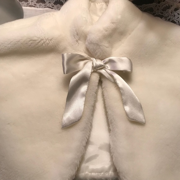 Rare Vintage 1970’s Fur Bow Cape - Picture 2 of 7